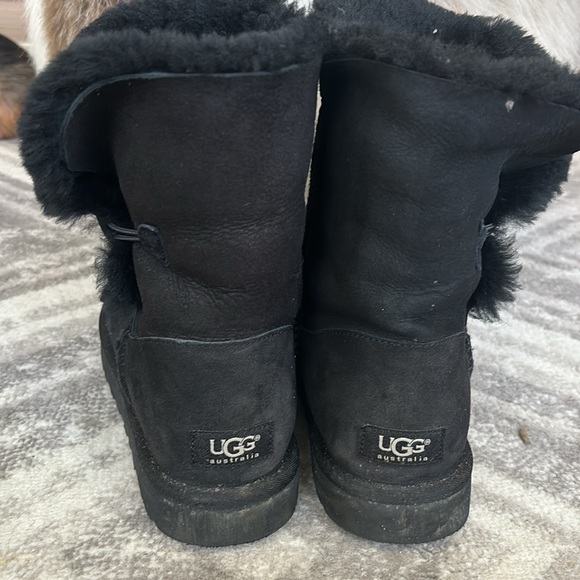 UGG Australia Black Bailey Button II Short Boots size 9 - Picture 6 of 9